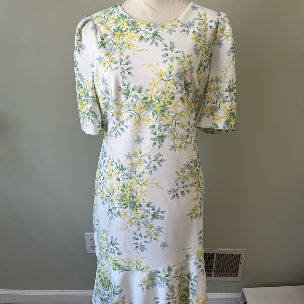 Just in time for SPRING!!  Calvin Klein mid length floral dress